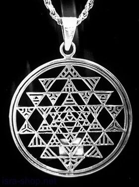 Metāla amulets, kas piesaista veiksmi kulona formā