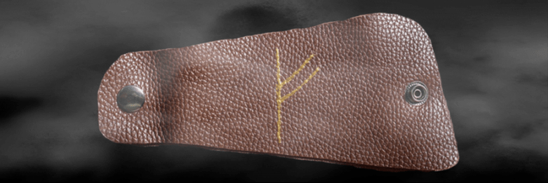 Fehu rūna uz ādas kā veiksmes amulets