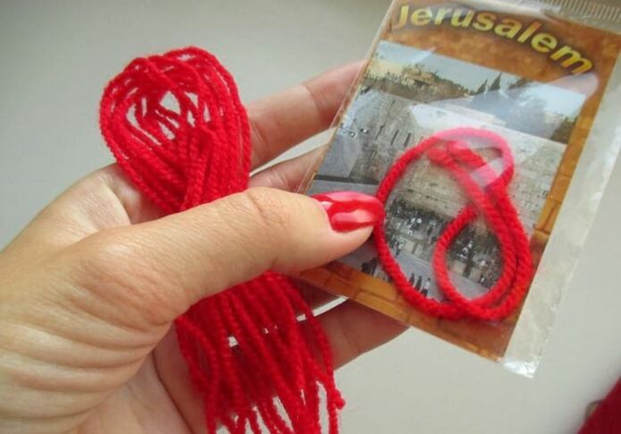 sarkans pavediens no Izraēlas kā veiksmes amulets