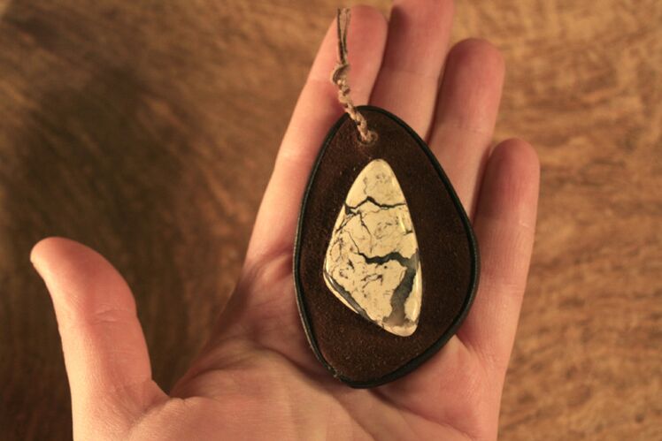 trīsstūrveida amulets